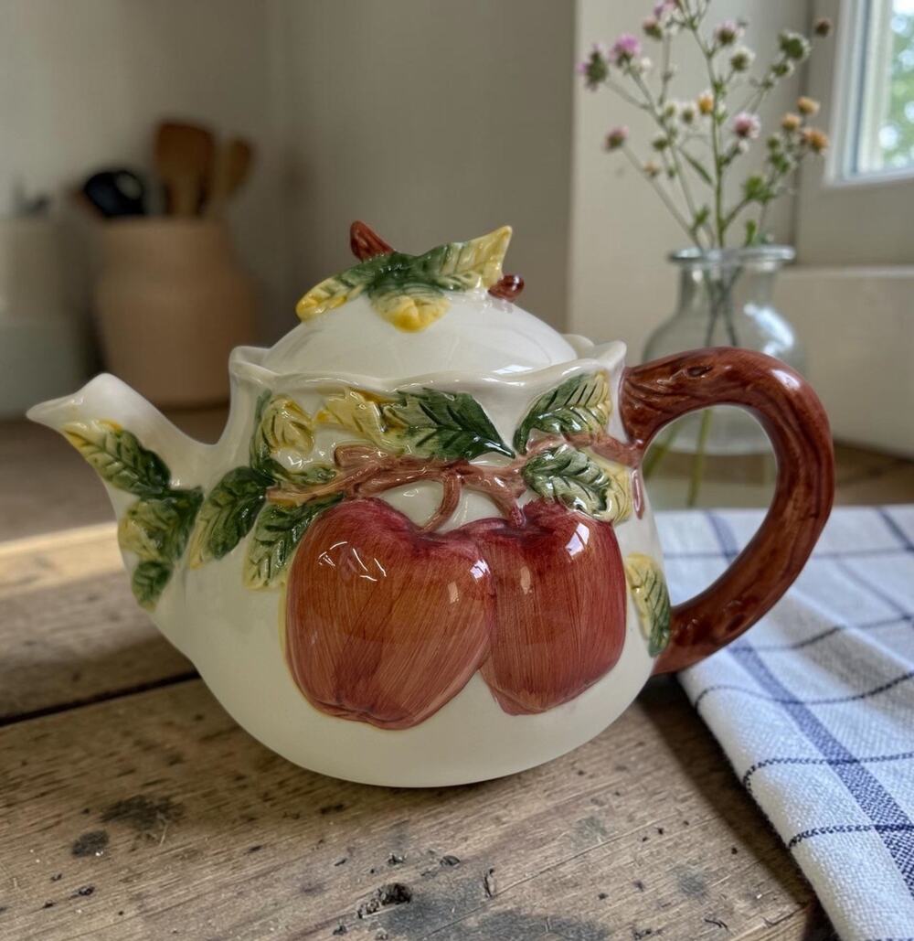 Vintage CBK LTD 1991 Teapot w/Locking Lid Raised Apples/Ivy pattern Ceramic